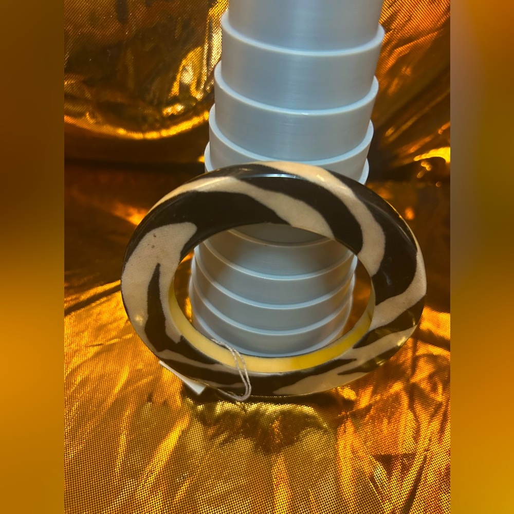 Zebra large thin bangle in acrylic